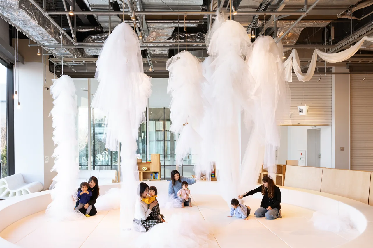 PLAY! PARKの3歳未満専用エリア「小さなお皿」で親子が遊ぶ様子